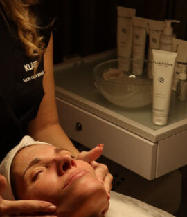Klijentkinja tokom opuštajuće masaže lica u salonu Iva Beauty Lab