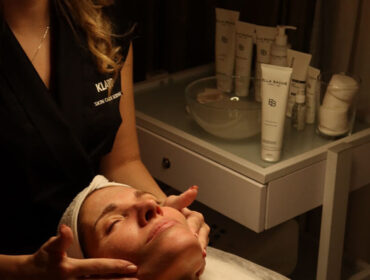 Klijentkinja tokom opuštajuće masaže lica u salonu Iva Beauty Lab