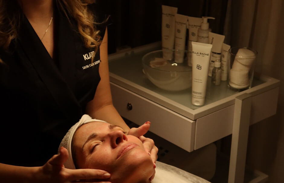 Klijentkinja tokom opuštajuće masaže lica u salonu Iva Beauty Lab
